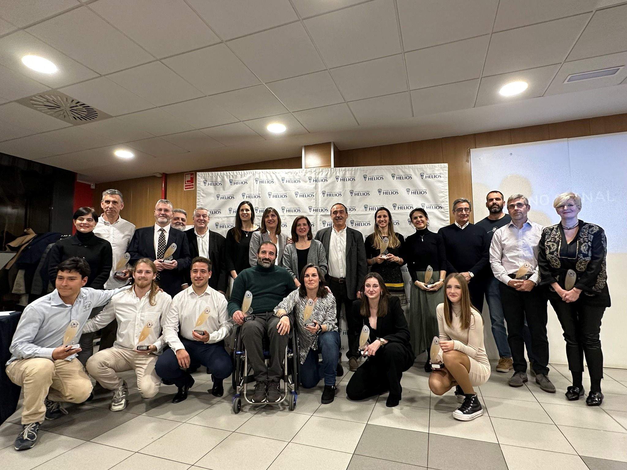 Foto de familia de los premiados en la Gala del Piragüismo aragonés.