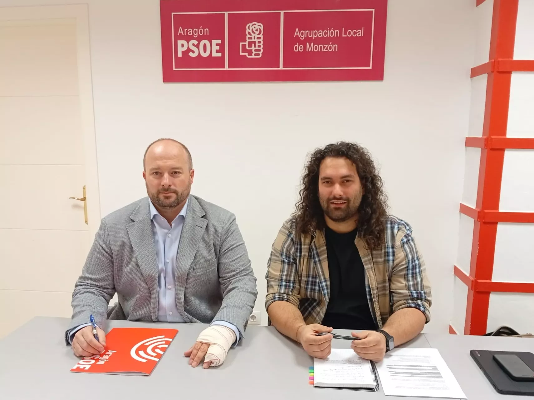 Los socialistas Dueso y Loncan denuncian el “abandono” de la educación pública en Monzón.
