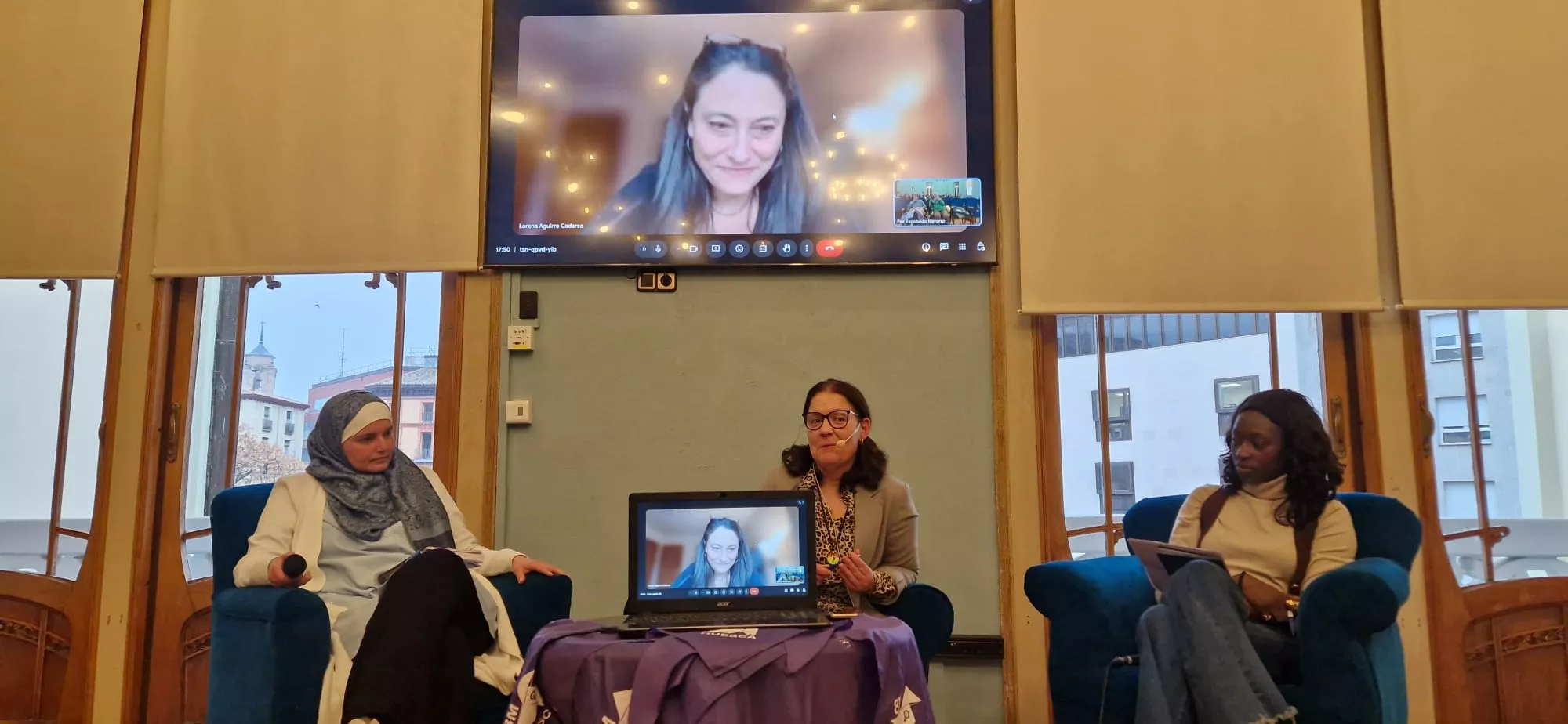Samara, Lorena, Paz y Mariama. Debate en torno al cortometraje Mama en Huesca por el 8M. Foto Myriam Martínez