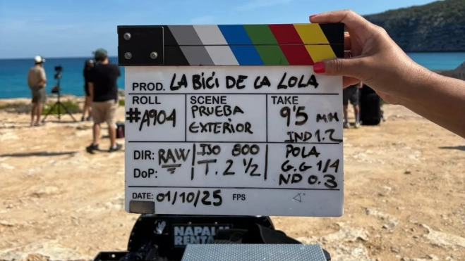 La película combina escenas de acción real con secuencias de animación 2D tradicional. 