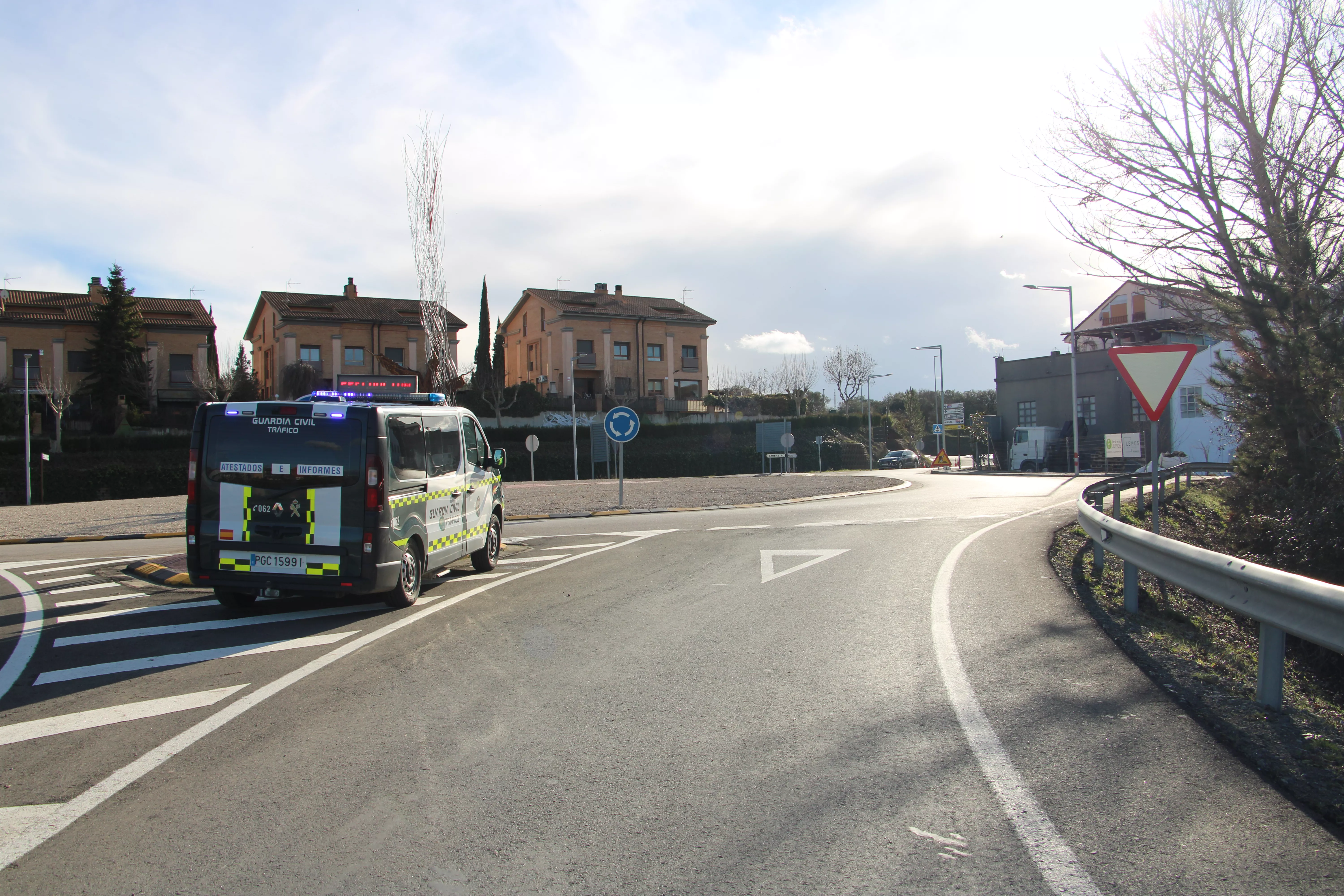Investigan a un conductor tras atropellar a un ciclista y dejarlo herido grave.