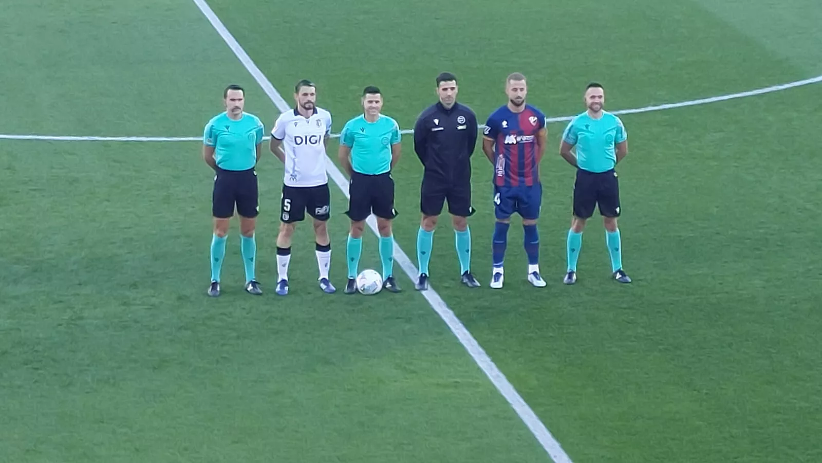 Alejandro Ojaos con los capitanes del Huesca-Burgos el 4 de octubre en El Alcoraz.