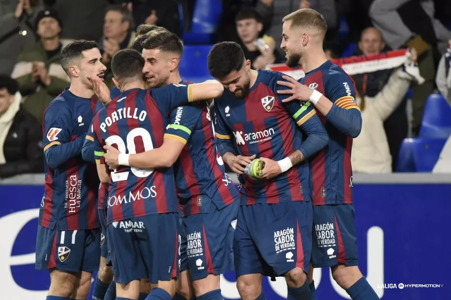Celebración del gol del Huesca ante el Cádiz. Foto Laliga