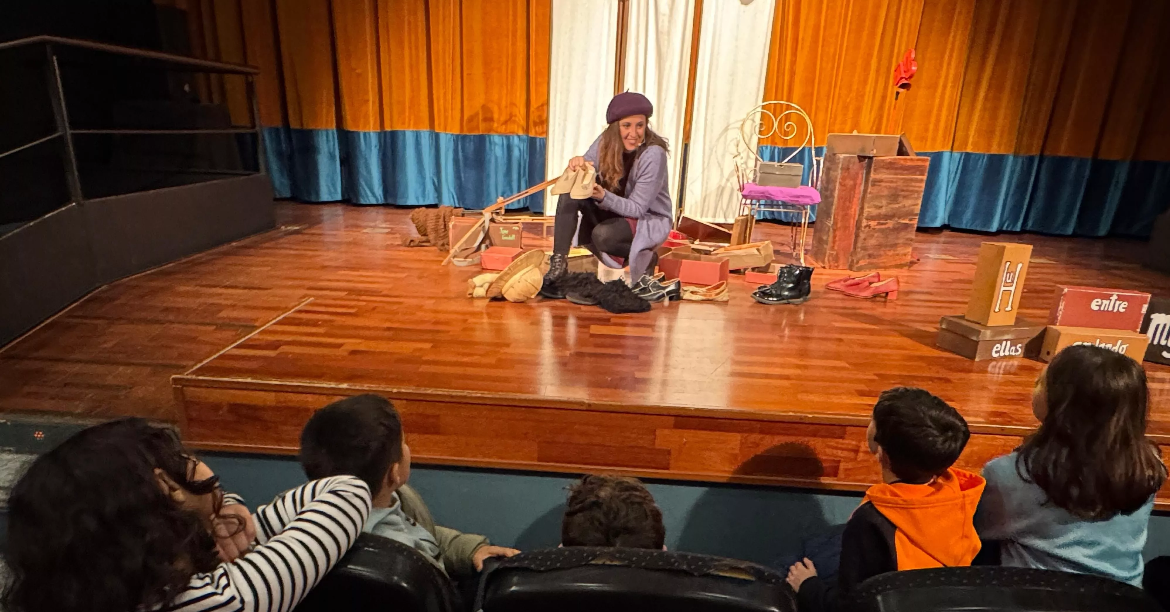 Isabel Ciria acerca a los escolares de Binéfar el valor de las mujeres anónimas en los actos del 8M.