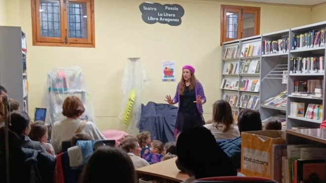 Isabel Ciria en la Biblioteca Municipal José Antonio Adell.