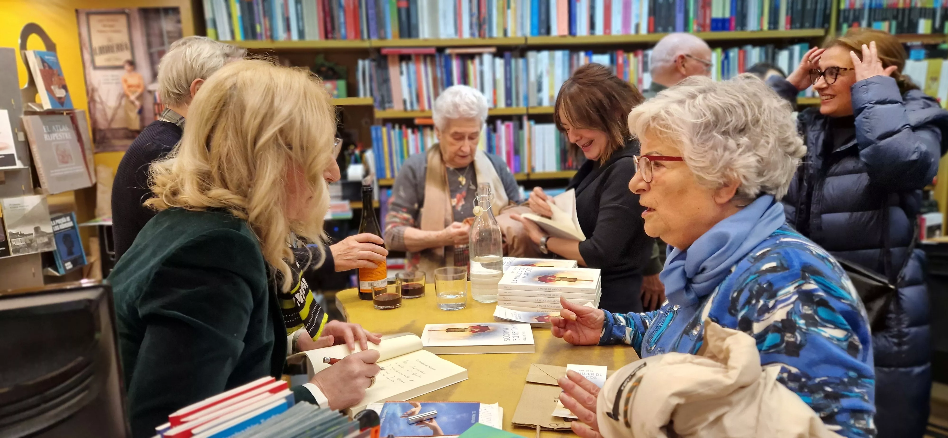 Sol Otto firmando ejemplares en la librería Anónima. Foto Myriam Martínez