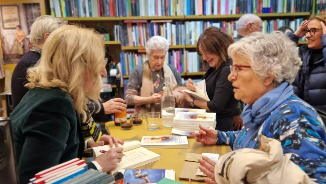 Sol Otto firmando ejemplares en la librería Anónima. Foto Myriam Martínez