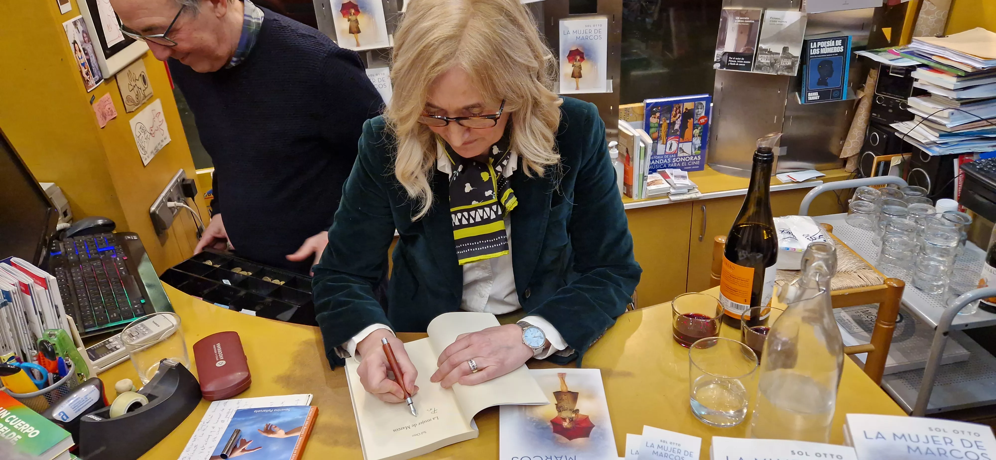 Sol Otto firmando ejemplares en la librería Anónima. Foto Myriam Martínez