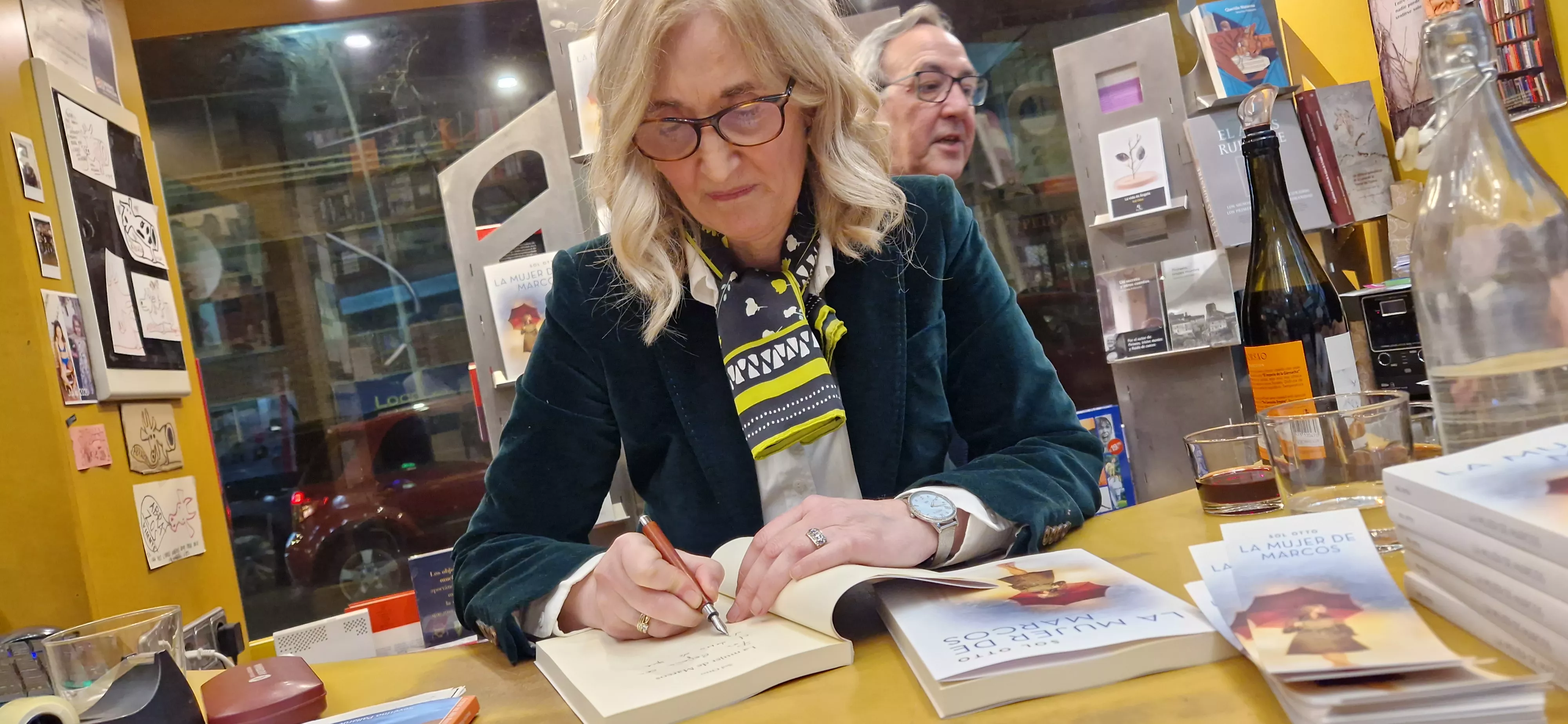 Sol Otto firmando ejemplares en la librería Anónima. Foto Myriam Martínez