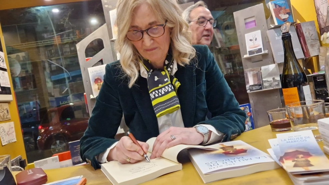 Sol Otto firmando ejemplares en la librería Anónima. Foto Myriam Martínez