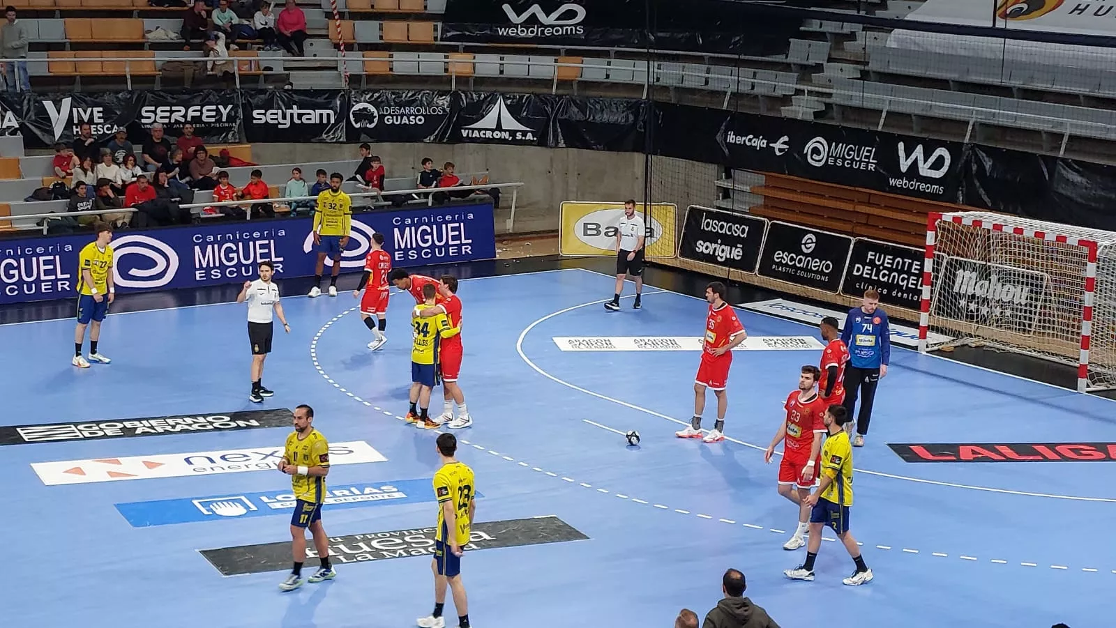 Los jugadores de Bidasoa Irún y Bada Huesca se saludan al final