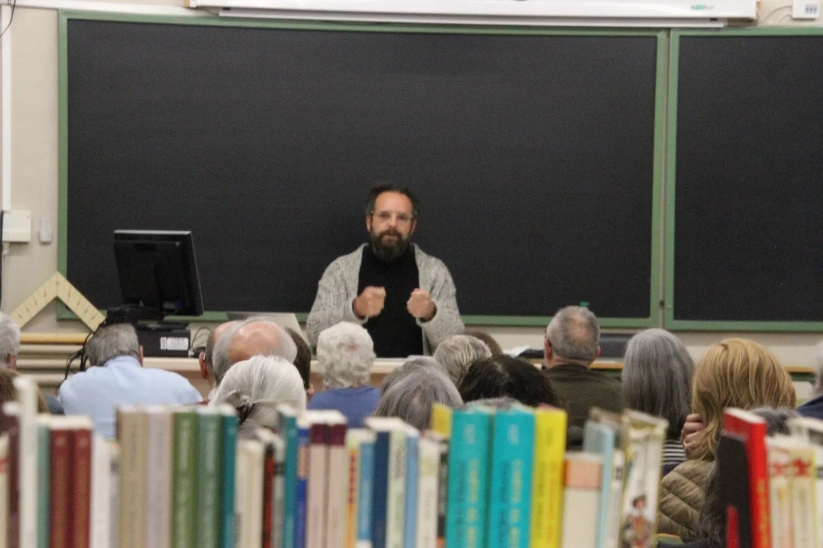 Conferencia de Martín Correa-Urquiza impartida en Huesca. Foto Carlos Neofato
