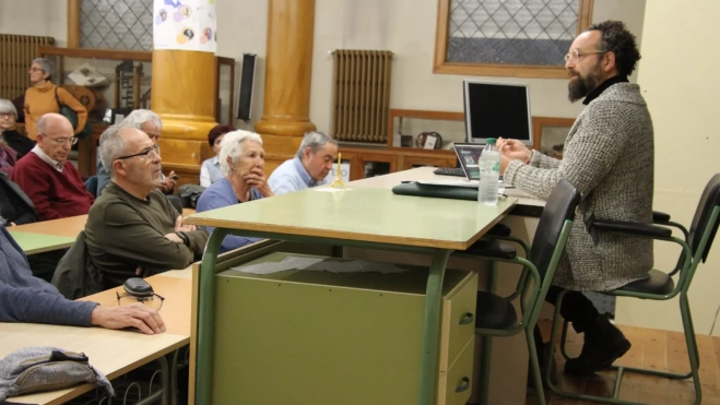 Conferencia de Martín Correa-Urquiza impartida en Huesca. Foto Carlos Neofato