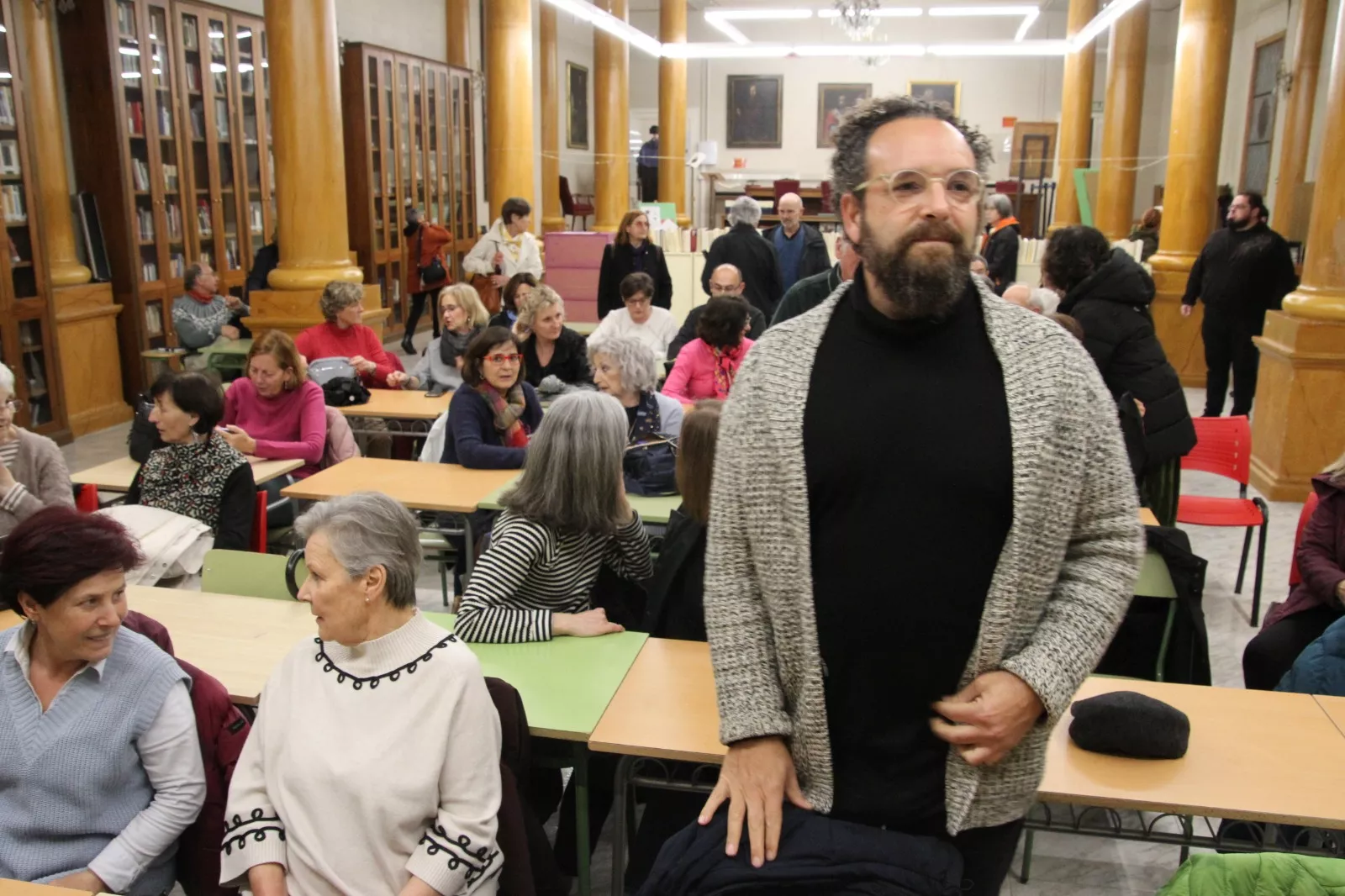 Conferencia de Martín Correa-Urquiza impartida en Huesca. Foto Carlos Neofato