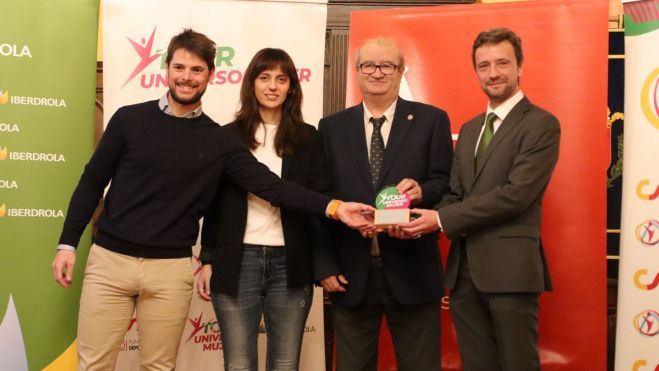 Entrega del galardón conmemorativo por acoger la XX Edición del Tour Universo Mujer.