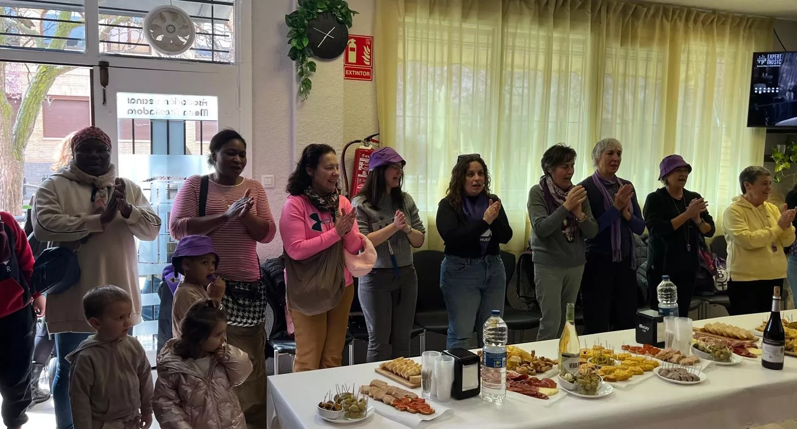 La andada por el 8M finaliza en la asociación de vecinos del barrio de María Auxiliadora. Foto Mercedes Manterola