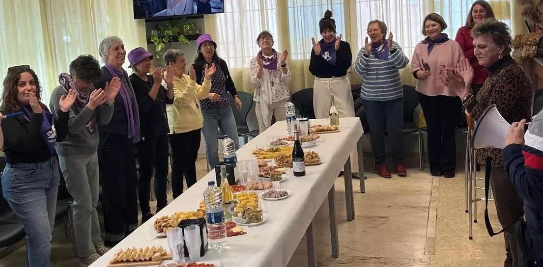 La andada por el 8M finaliza en la asociación de vecinos del barrio de María Auxiliadora. Foto Mercedes Manterola