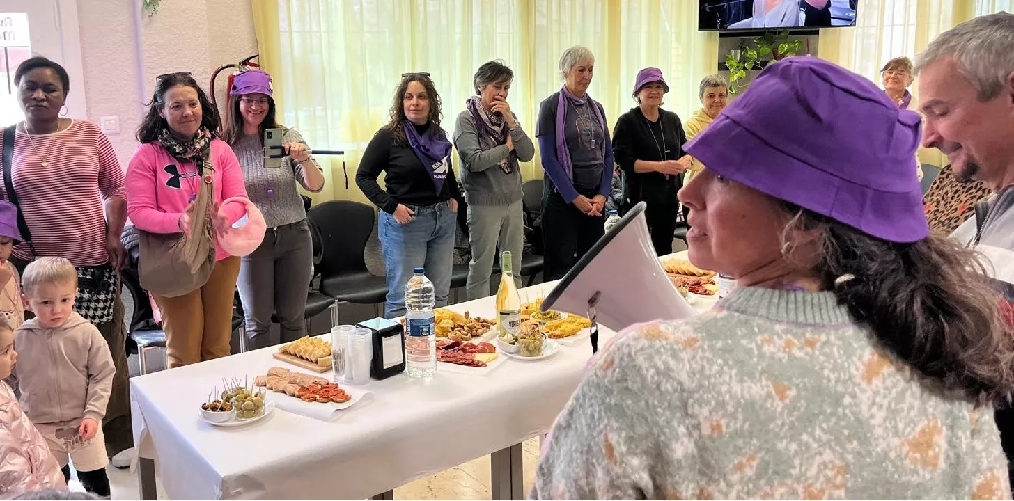 La andada por el 8M finaliza en la asociación de vecinos del barrio de María Auxiliadora. Foto Mercedes Manterola