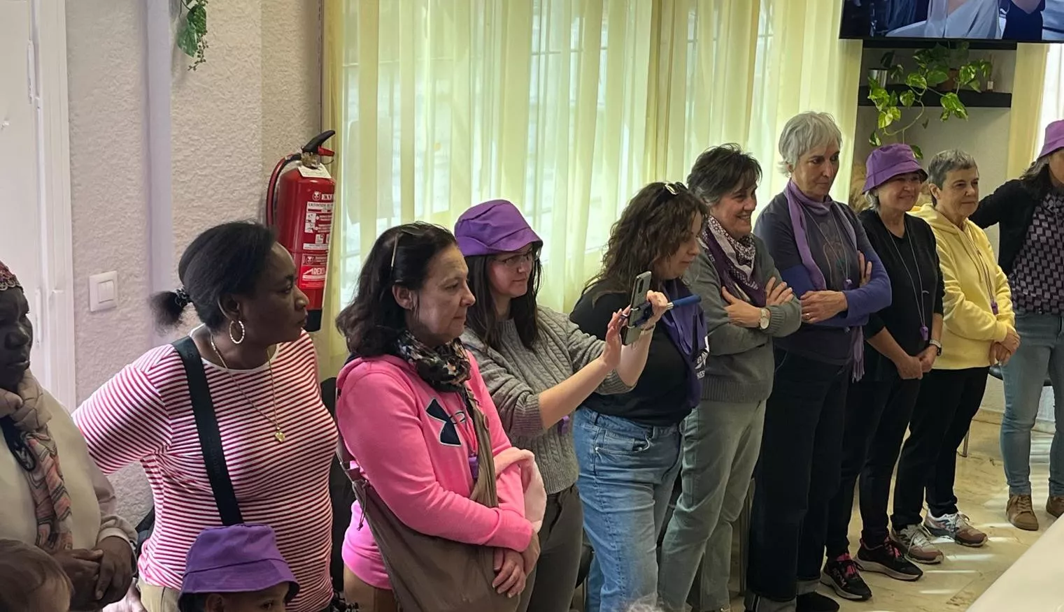 La andada por el 8M finaliza en la asociación de vecinos del barrio de María Auxiliadora. Foto Mercedes Manterola