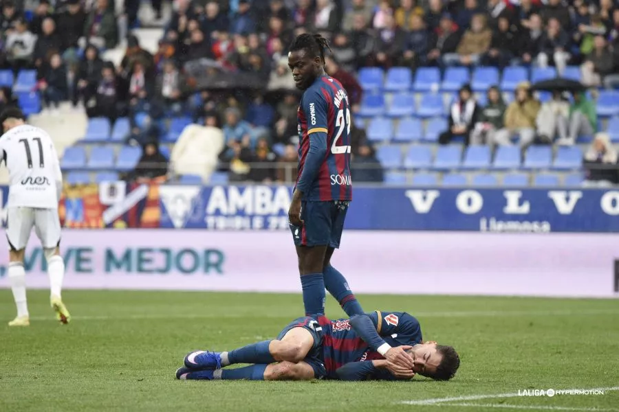 Michale mira a Liberto, quien se duele desde el suelo. Foto: LaLiga