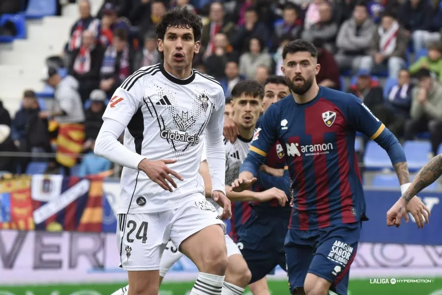Escobar y Vallejo. El ariete ha tenido el gol y se ha buscado la vida en medio de futbolistas confusos del Huesca