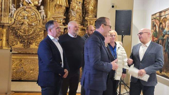 Participantes en el acto observan una obra de Sijena. Participantes en el acto observan una obra de Sijena.