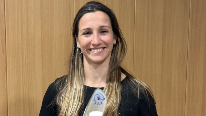Julia Cuchí con el galardón de la Federación Aragonesa. Julia Cuchí con el galardón de la Federación Aragonesa.