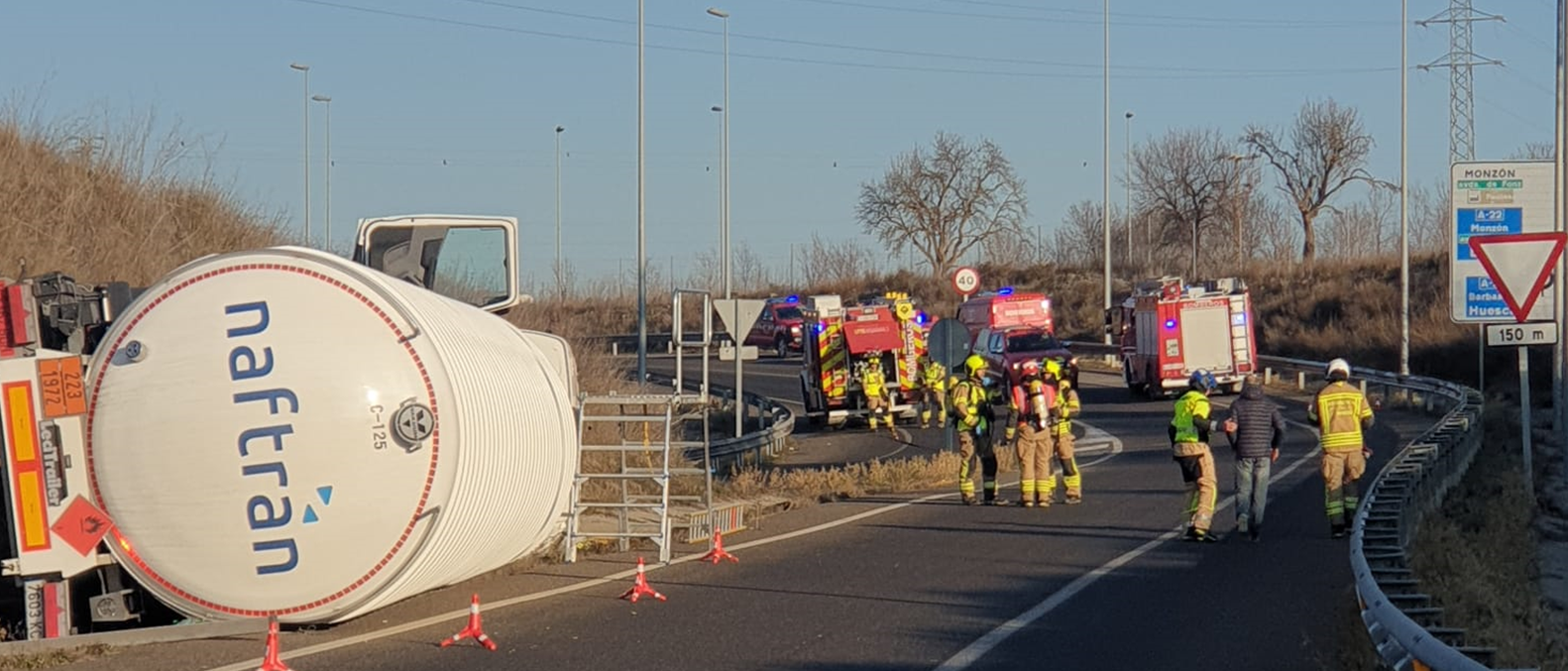 Vehículo con mercancías peligrosas accidentado en la salida hacia Fonz de la A-22.
