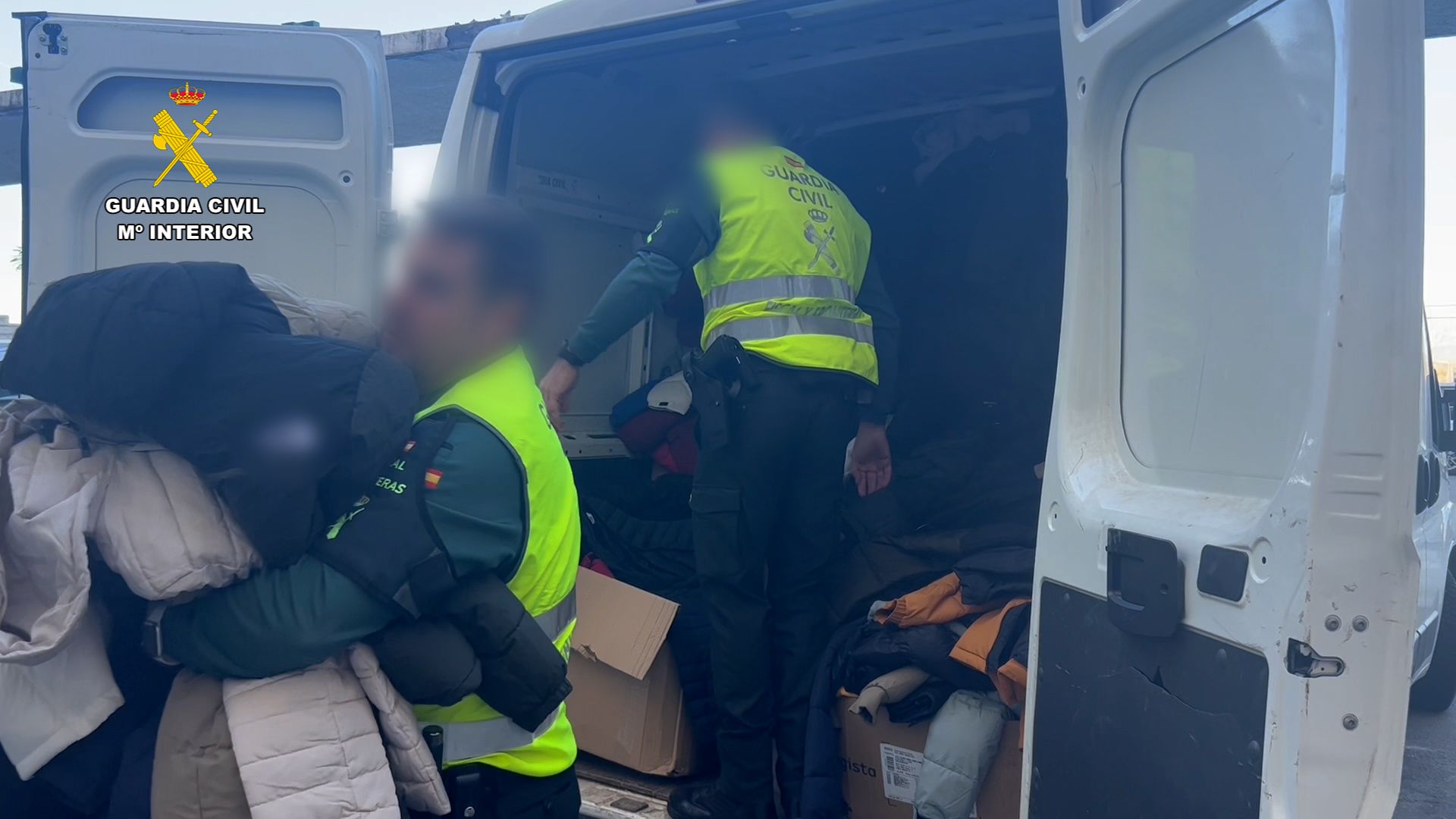 La Guardia Civil se incauta de la ropa falsificada.