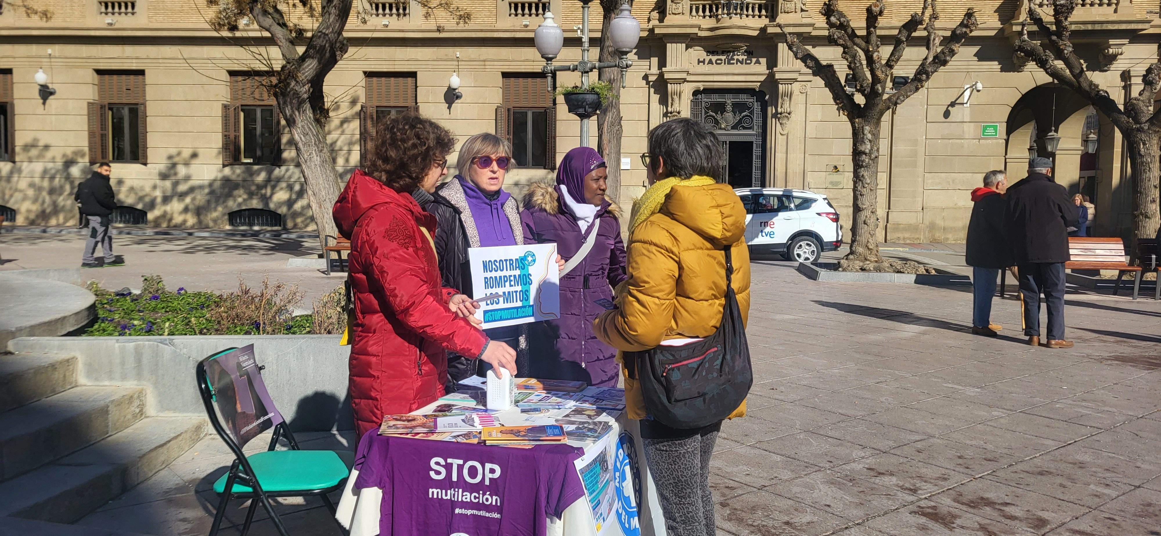 Acción de Médicos del Mundo en Huesca en el Día contra la Mutilación Genital Femenina