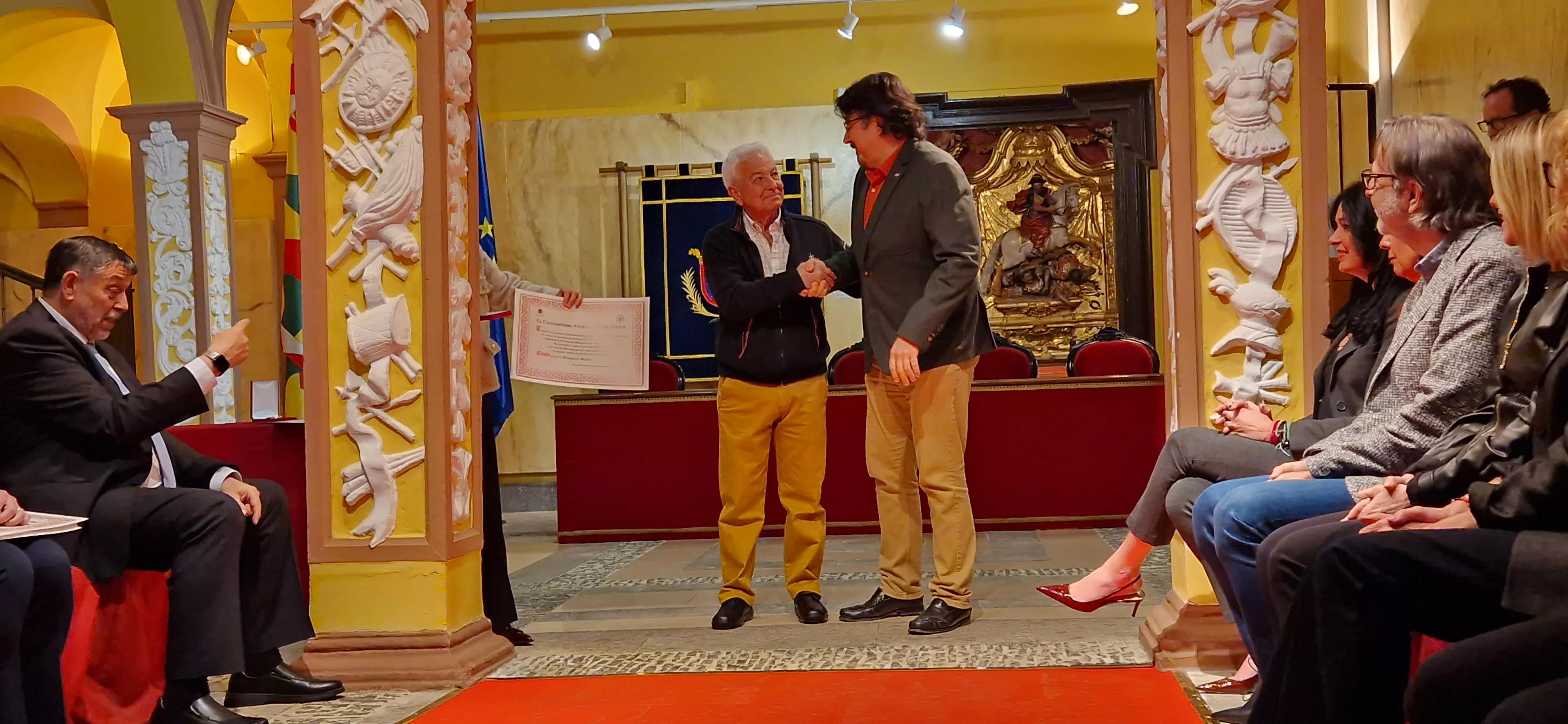 Desguaces Alonso. Entrega de las condecoraciones del Servicio de Prevención, Extinción de Incendios y Salvamento de Huesca. Foto Myriam Martínez