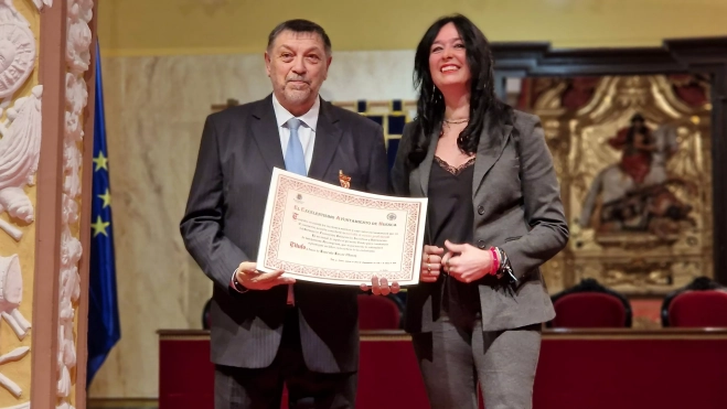Ernesto Escar con Lorena Orduna. Entrega de las condecoraciones del Servicio de Prevención, Extinción de Incendios y Salvamento de Huesca. Foto Myriam Martínez