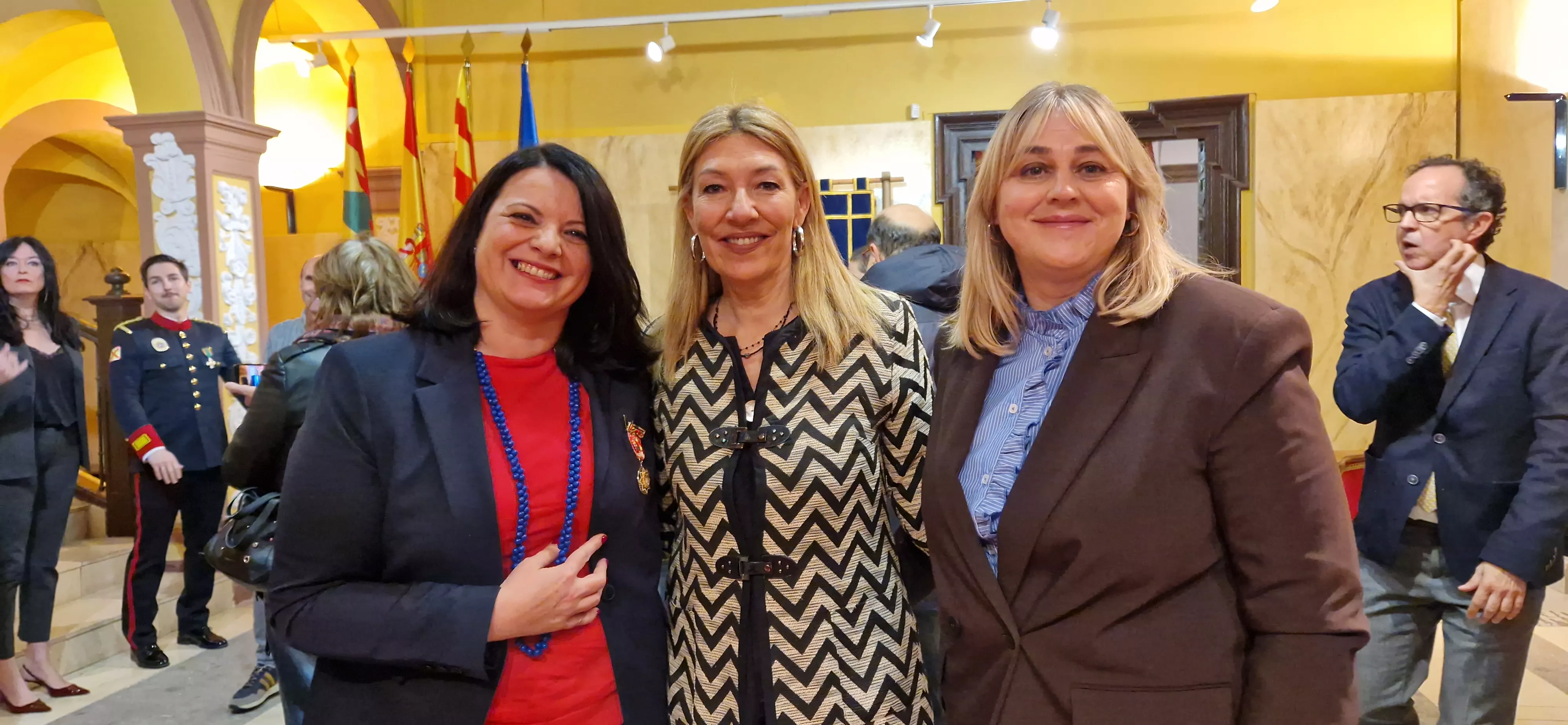 Trabajadoras de Servicios Sociales del Ayuntamiento con la cocejala Marta Escartín. Foto Myriam Martínez