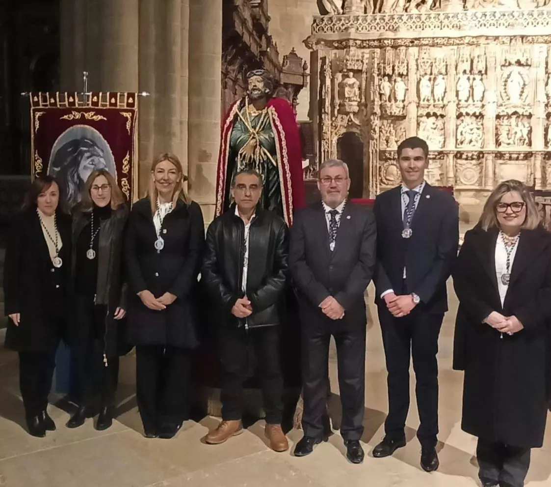 Concejales nuevos cofrades del Santo Cristo de los Gitanos con el prior, Manolín Giménez