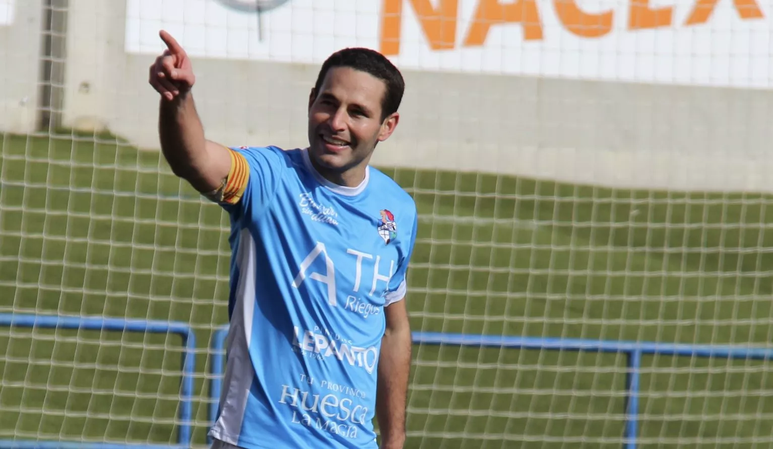 Chicho Barreda, jugador del Binéfar, celebra un gol. Foto: CD Binéfar