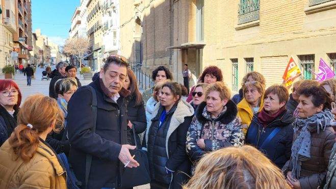Fernando Baraza con trabajadoras de la limpieza Fernando Baraza con trabajadoras de la limpieza
