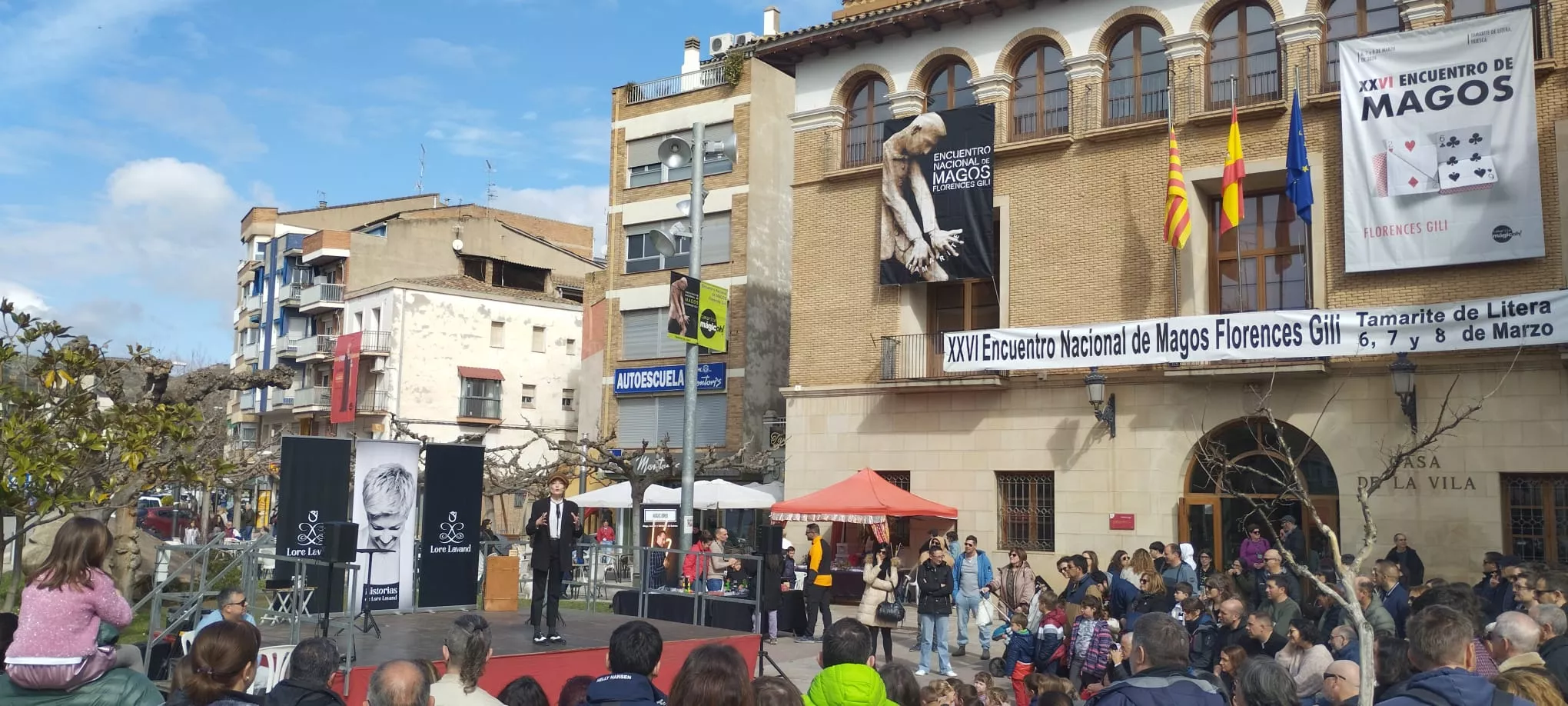 Lore Lavand en la Plaza de España de Tamarite.