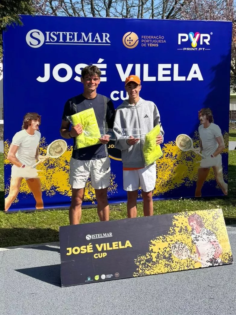 Gonzalo Corrales, campeón en Oporto, con su contrincante en la final