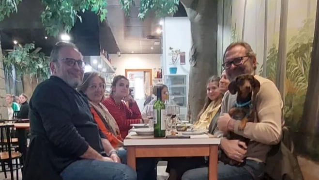 Comensales felices con sus mascotas en el Bosque de Almu Comensales felices con sus mascotas en el Bosque de Almu