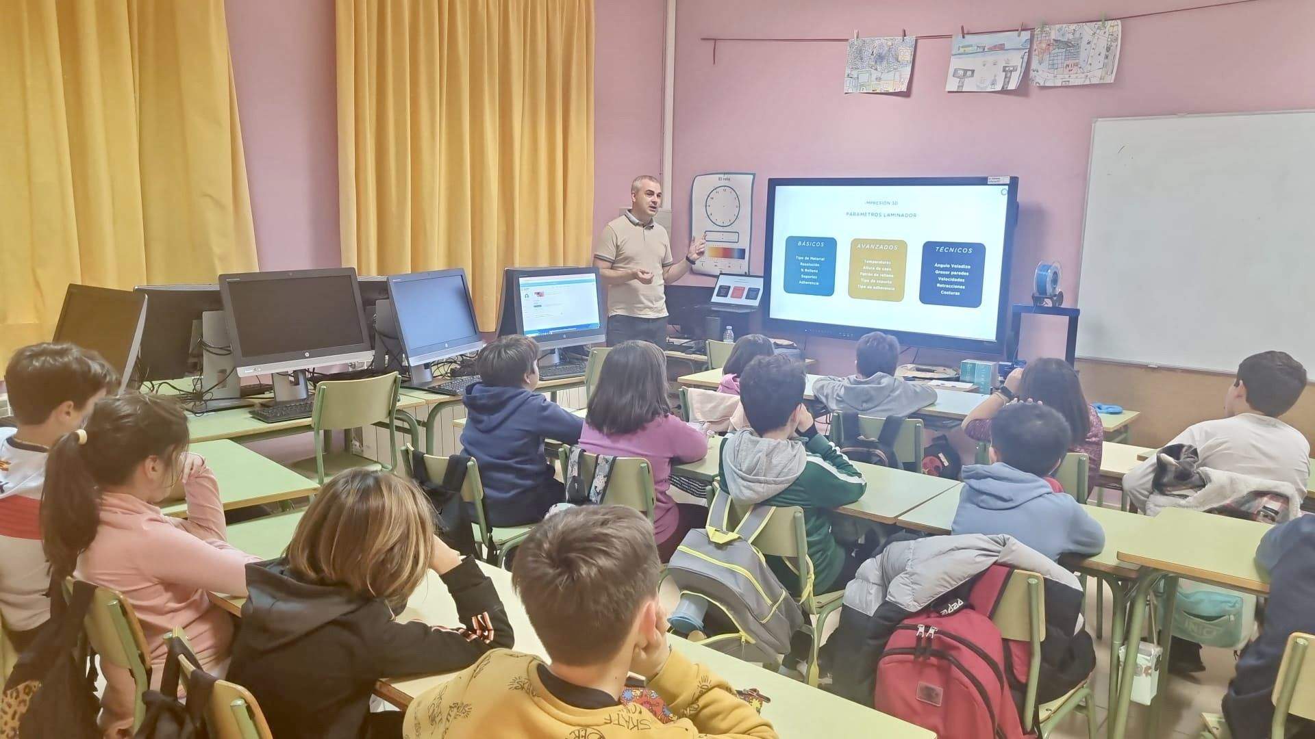 El proyecto pedagógico Aula i3D se ha iniciado en el colegio de Adahuesca del CRA Vero Alcanadre.