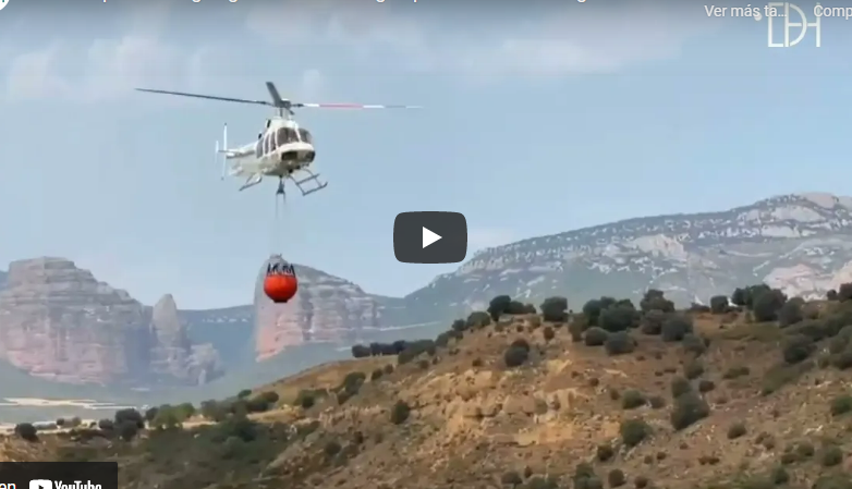 Un helicóptero actuando en la zona del incendio