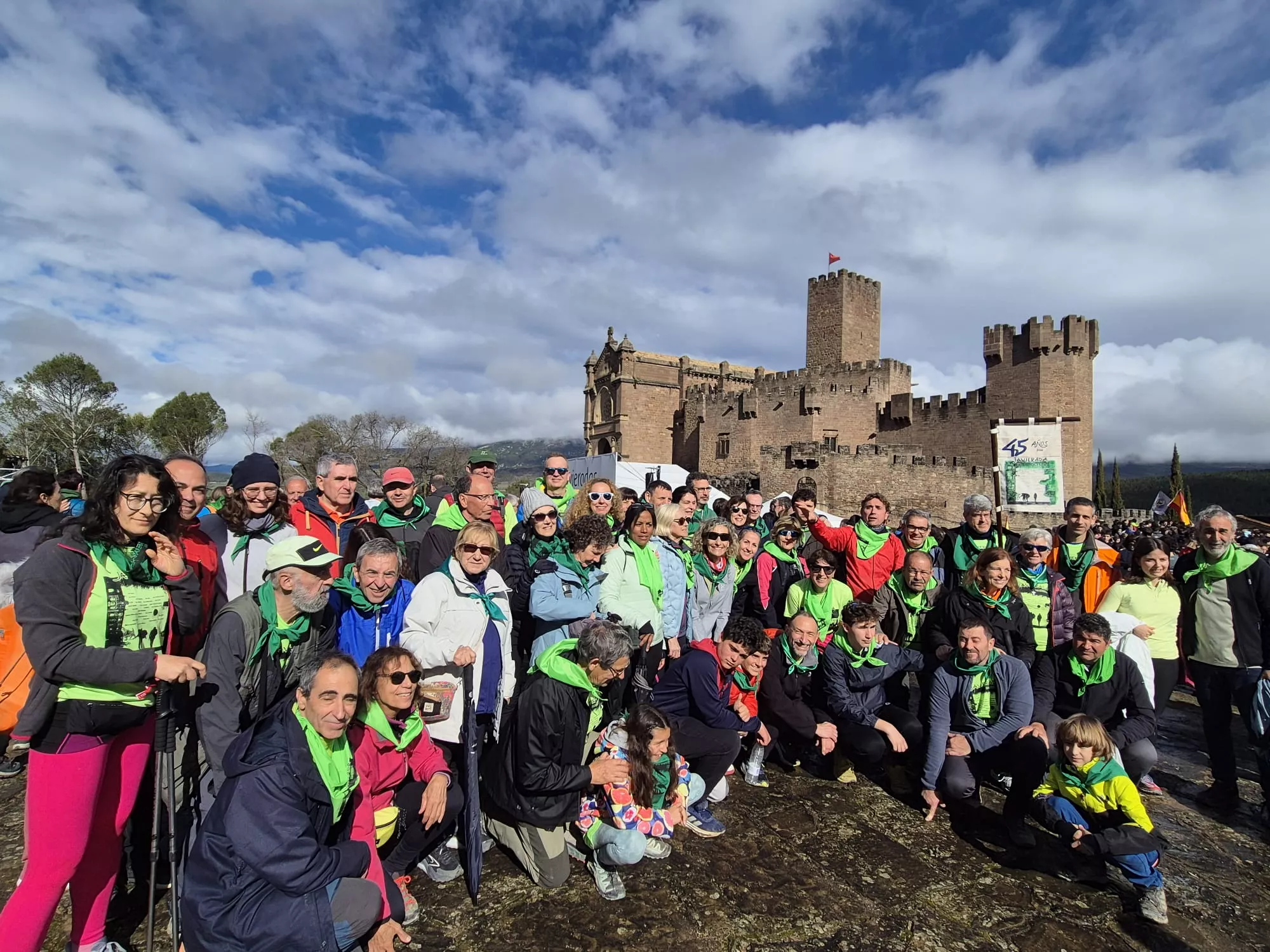 Una buena parte de la Javierada 2026 desde Huesca con el Castillo del santo detrás. Foto Juanlu Herrero