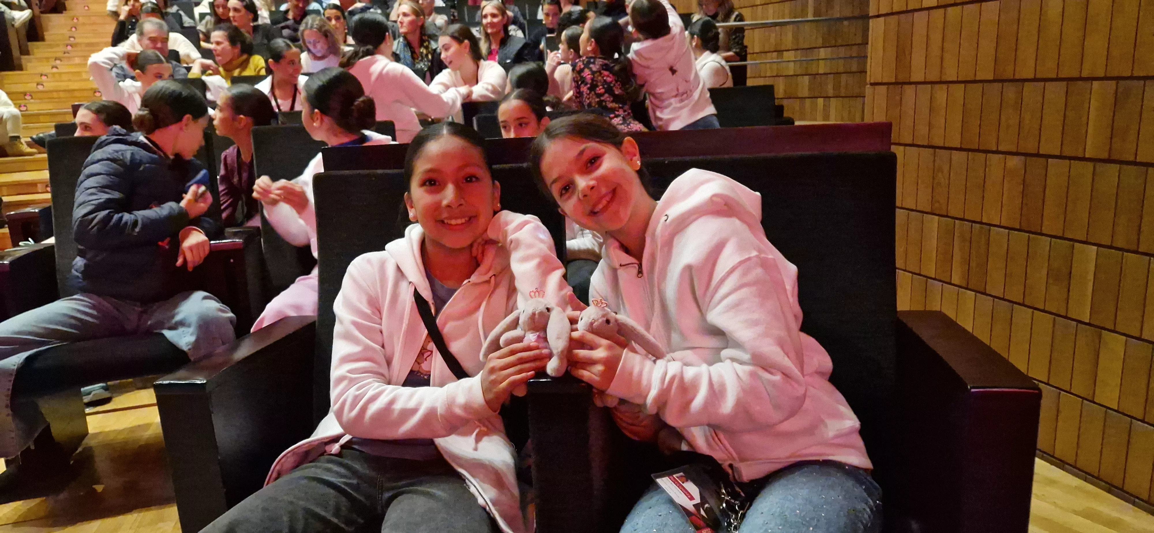  Carla Ros y Zaira Jazmín. Foto Myriam Martínez