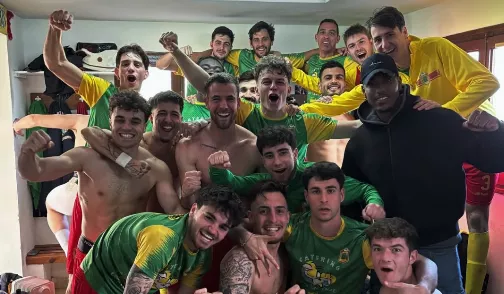 Jugadores del San Lorenzo celebran la victoria contra el Sadabense que les acerca a la salvación. 
