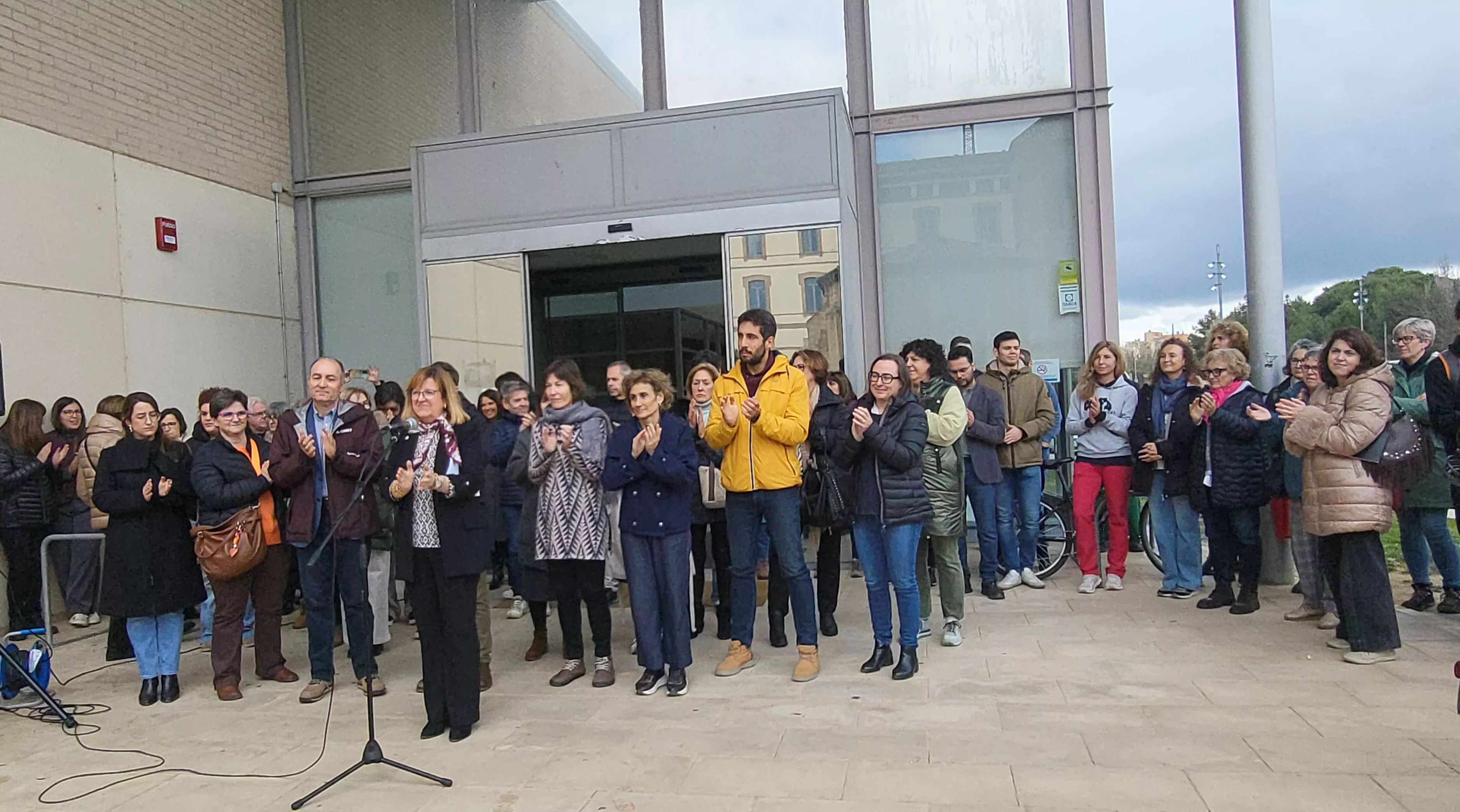 Concentración para la lectura del manifiesto por el 8M en el Campus de Huesca. Foto Mercedes Manterola