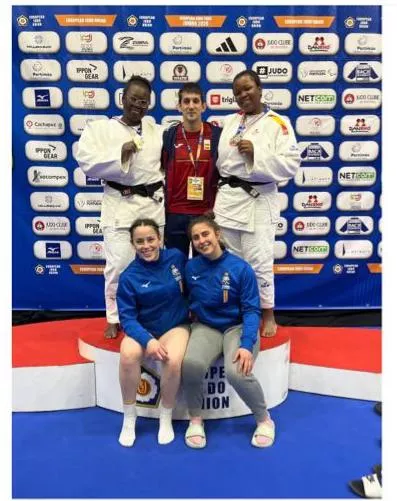 Las hermanas Coulibaly, en el podio con sus medallas.