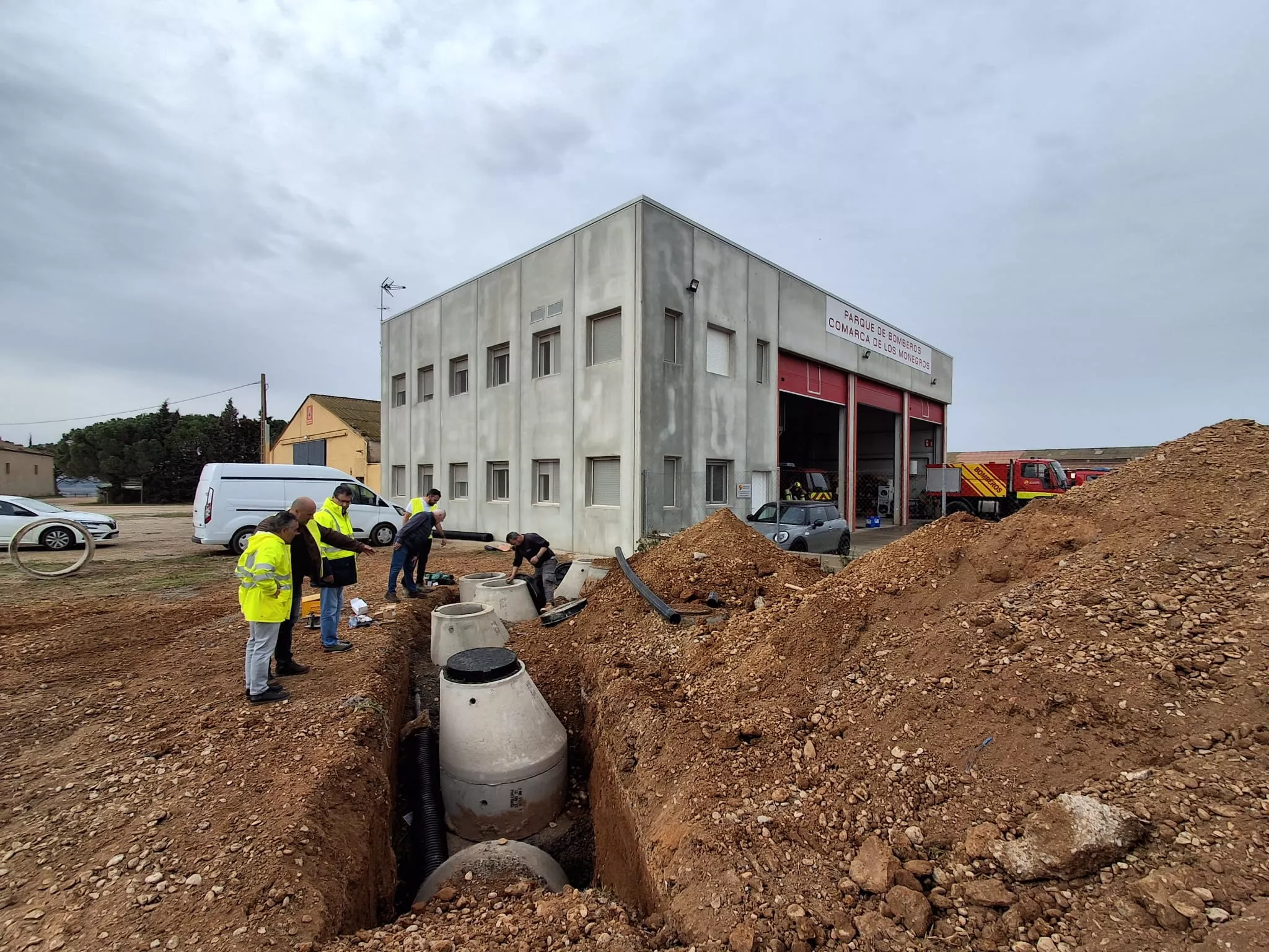 Trabajos de mejora en el parque de bomberos de Sariñena.