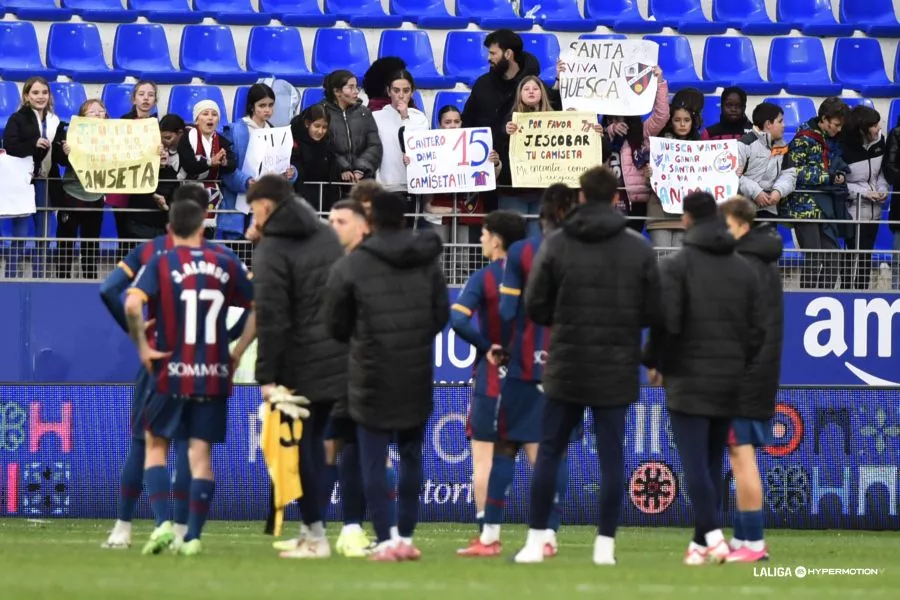 Aficionados muestran pancartas a los jugadores del Huesca en el último partido. SD Huesca: la palabra "equipo", el egoísmo de los futbolistas de Primera y el plan fallido de Bolo. Foto: LaLiga