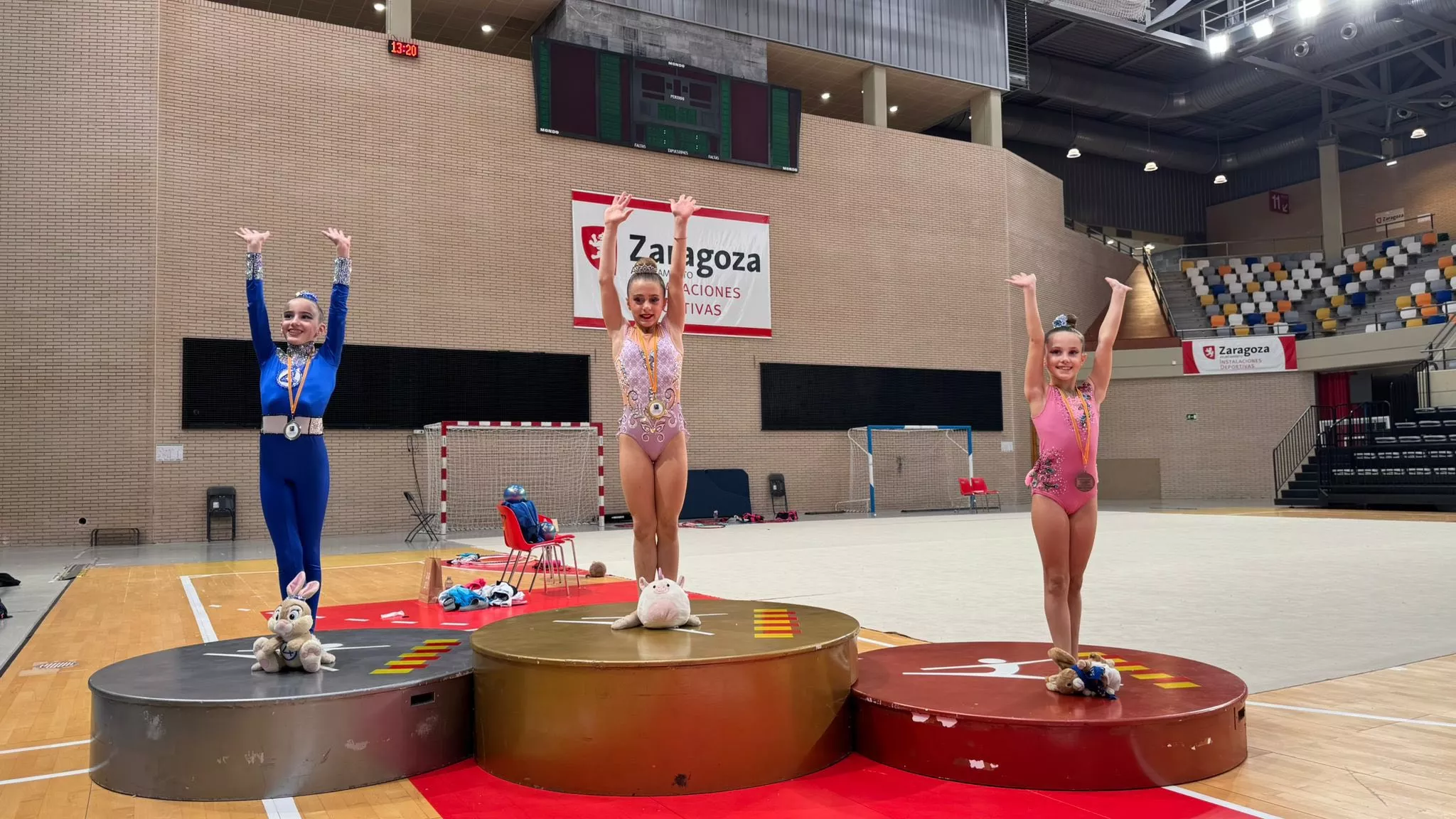 Podio con Mia Irina Noguero (Club 2000) y Cristina Barrio y Lila Torrens (Club 90)