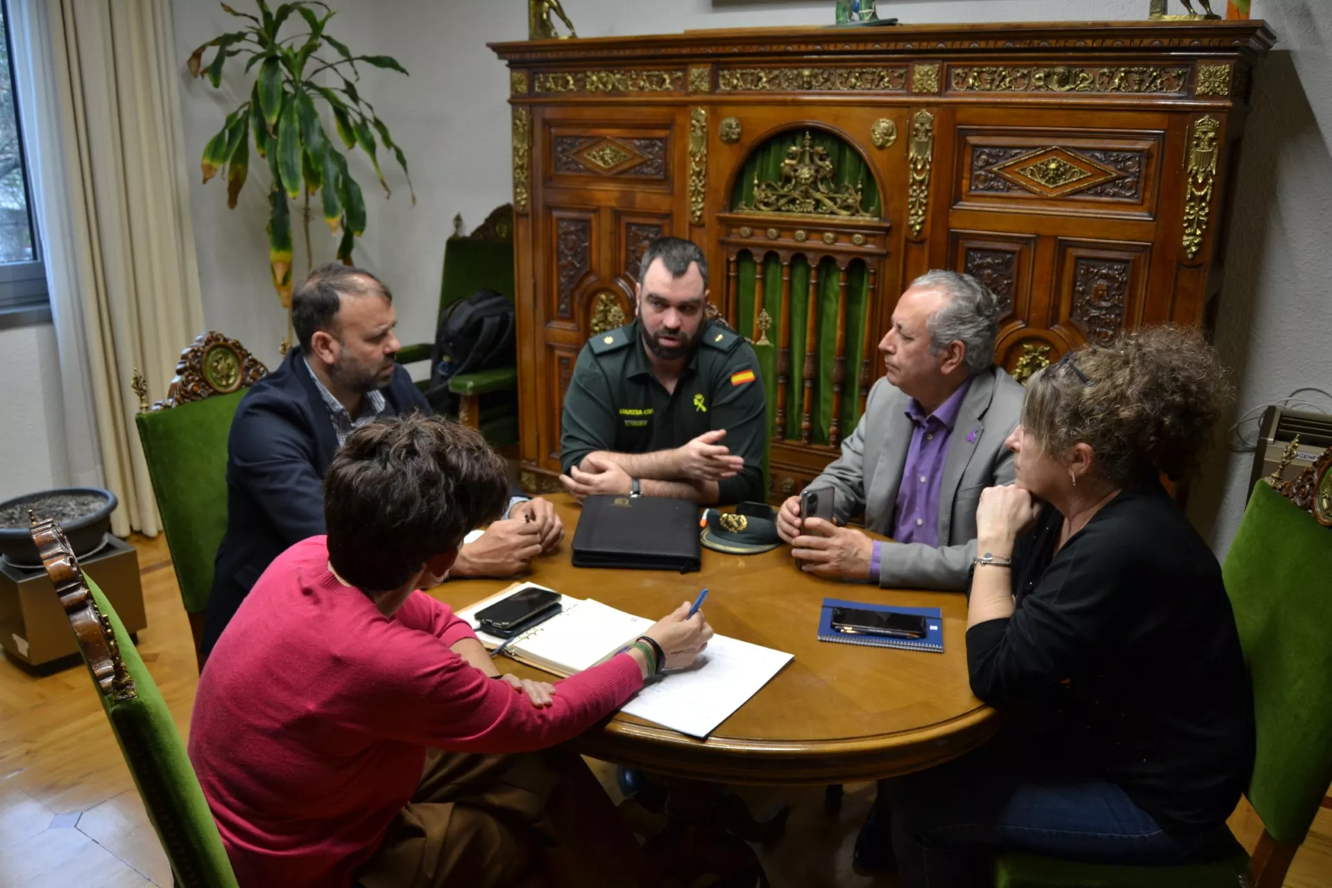 Reunión de la Subdelegación Gobierno, Comarca de Los Monegros y Guardia Civil para abordar la seguridad en los pueblos.